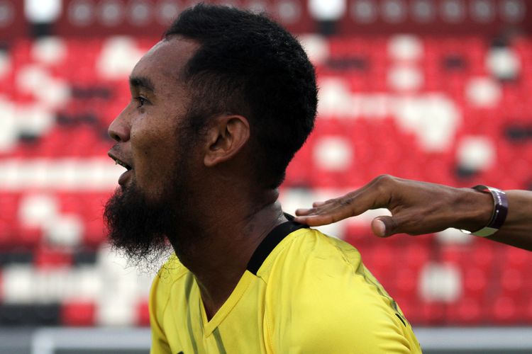 Pemain Barito Putera Beni Octo seusai mencetak gol ke gawang Persipura Jayapura pada pertandingan pekan 25 Liga 1 2021-2022 yang berakhir dengan skor 3-0 di Stadion Kapten I Wayan Dipta Gianyar, Senin (14/2/2022) sore.