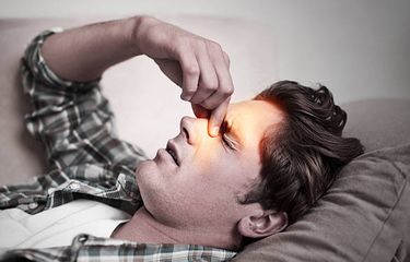 Ilustrasi gejala sinusitis akibat GERD.