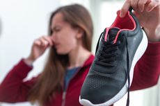 6 Cara Menghilangkan Bau Tak Sedap pada Sepatu, Apa Saja?
