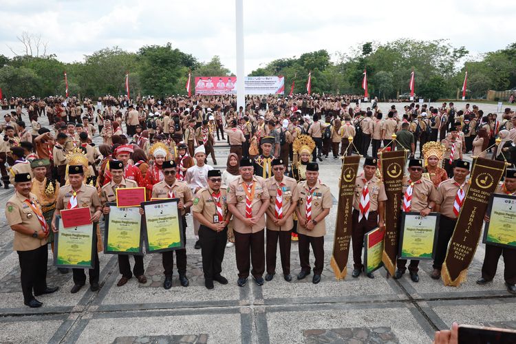 Suasana apel Peringatan Hari Pramuka ke-63 2024 tingkat Kwartir Daerah 04 Gerakan Pramuka Riau di di Lapangan Kantor Bupati Siak.