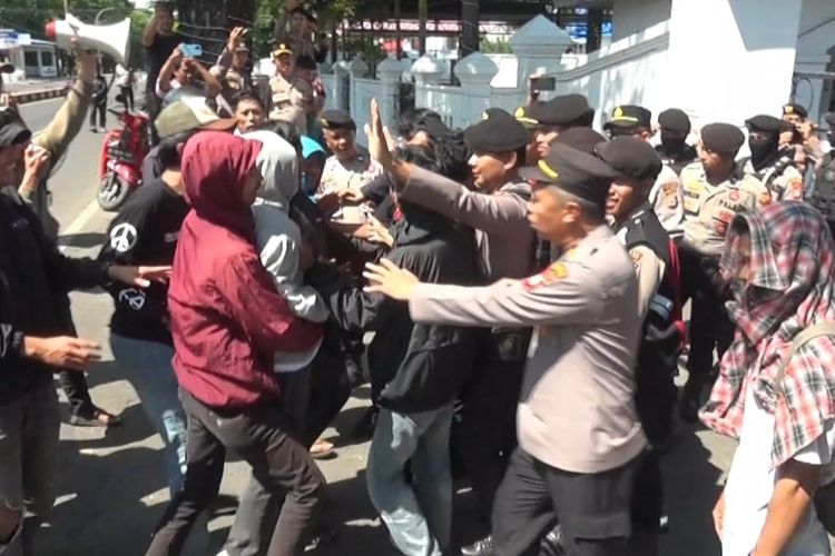 Aparat kepolisian melerai keributan antara Satpol PP dengan mahasiswa yang menggelar unjukrasa di kantor bupati, Kabupaten Takalar, Sulawesi Selatan terkait kisruh lahan seorang pejuang veteran Republik Indonesia yang tiba tiba berubah kepemilikan tanpa sepengetahuan dirinya. Kamis, (16/10/2025).