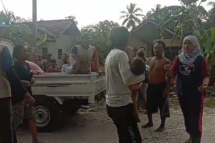 Warga Desa Trisno, Kabupaten Pesawaran saat mengevakuasi dua anak kecil yang tersambar petir, Selasa (27/9/2022) siang. Kedua korban menderita luka bakar.