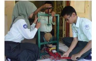 Siswa Kelas I SMP Ciptakan Alat untuk Membelah Durian