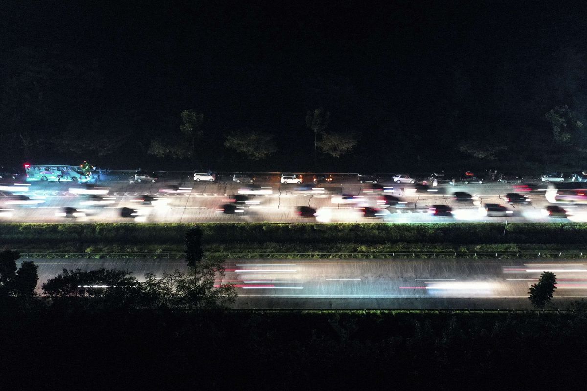 Foto udara sejumlah kendaraan melintas di ruas Jalan Tol Cikopo-Palimanan, Subang, Jawa Barat, Kamis (28/4/2022). Polri menerapkan kebijakan jalur satu arah atau 'one way' dan ganjil genap pada arus mudik H-4 Lebaran 2022 mulai ruas Tol Jakarta-Cikampek kilometer 47 hingga Tol Kalikangkung kilometer 414 guna mengurai kemacetan kendaraan para pemudik dan tidak akan ada sanksi bagi pengendara yang melintas di tol di luar ketentuan khusus pelat nomor polisi ganjil atau genap. Pengendara hanya diarahkan untuk keluar dari gerbang tol.