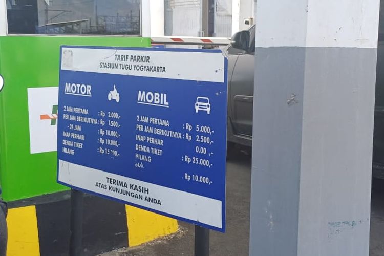 Papan informasi tarif parkir kendaraan di Stasiun Tugu Yogyakarta.