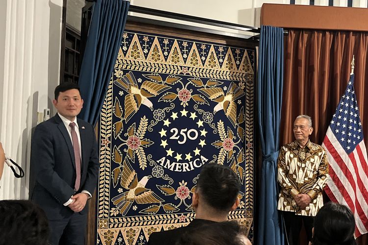 Elang Botak dalam Batik, di Balik Kain Peringatan 250 Tahun Kemerdekaan AS