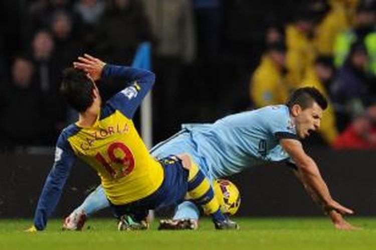 Gelandang Arsenal Santi Cazorla (kiri) mencoba menghentikan pergerakan penyerang Manchester City Sergio Aguero, pada laga Premier League, di Etihad Stadium, Manchester, Minggu (18/1/2015).