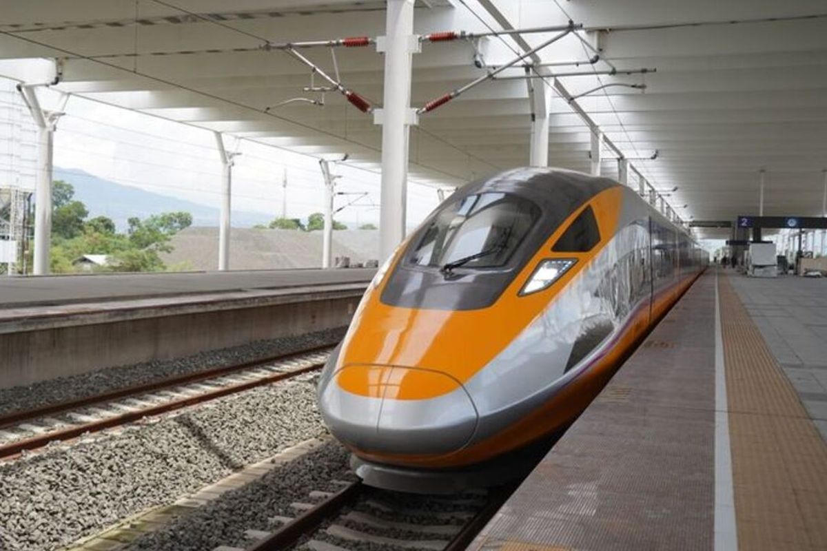 Kereta Cepat Jakarta-Bandung akan melakukan uji coba awal pada Senin (15//2023). 