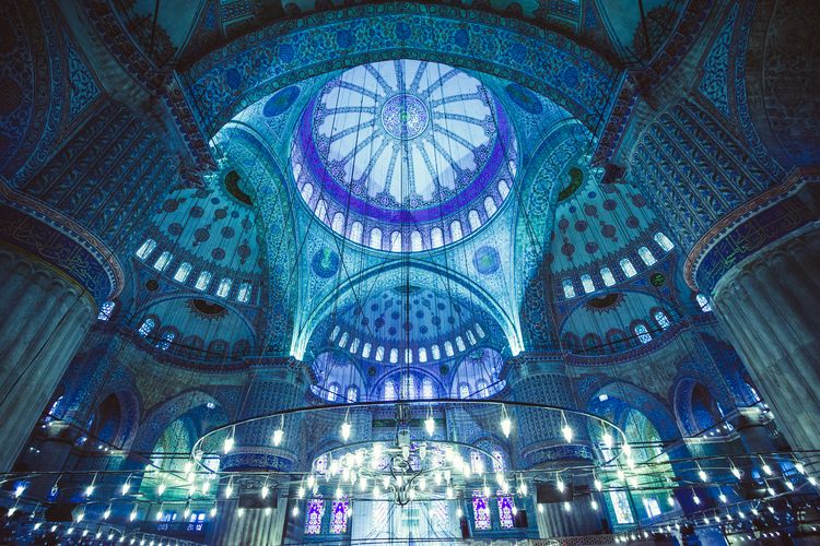 Interior Masjid Sultan Ahmed di Istanbul, Turki