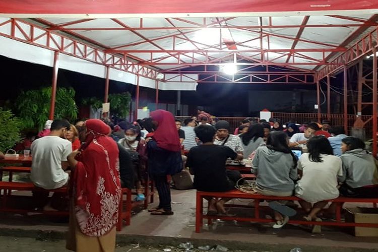 Warga Palu mengakses free wifi serta layanan telepon gratis yang disediakan oleh Telkom Indonesia di area kantor STO Telkom Palu 2. Pemulihan layanan telekomunikasi menjadi prioritas Telkom, mengingat layanan tersebut sangat dibutuhkan dalam situasi darurat pasca gempa.