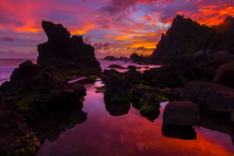 Pantai Watu Lumbung di Gunungkidul, Yogyakarta.