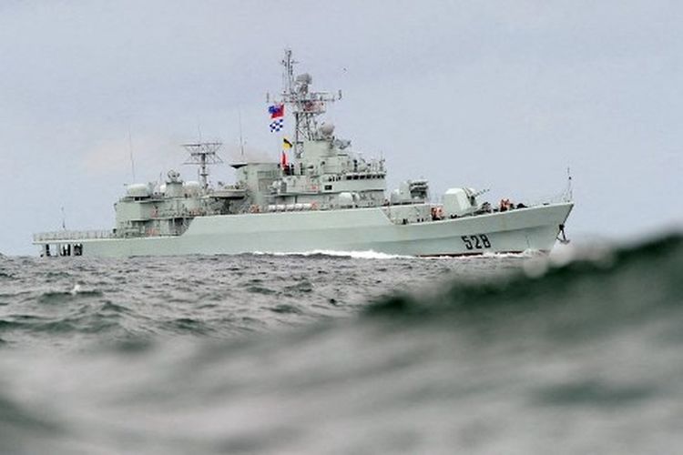 Fregat Angkatan Laut Tentara Pembebasan Rakyat China (PLA) 'Mianyang' berlayar melewati gelombang besar saat mendekati Pelabuhan Sydney pada 20 September 2010. 