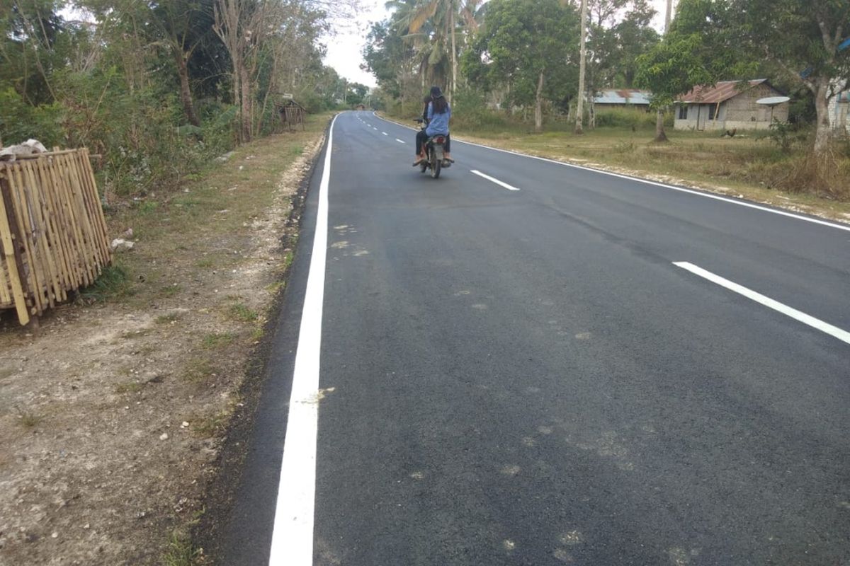 Kondisi jalan di Sumba Timur, mendukung kalangan industri padat karya.