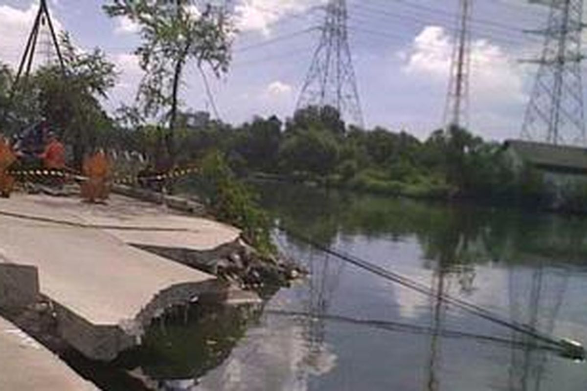 Kondisi Jalan RE Martdinata yang ambles pada Kamis (16/9/2010)