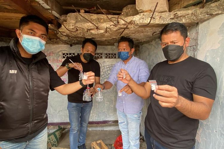 Satuan Reserse Narkoba Polres Metro Jakarta Barat kembali menggerebek Kota Bambu Selatan, Palmerah, Jakarta Barat, atau yang terkenal sebagai permukiman rawan peredaran narkoba, Kampung Boncos pada Selasa (12/7/2022).