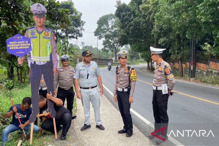 Satlantas Polres Cianjur, Jawa Barat, Minggu (2/6/2024), memasang patung polisi di delapan titik rawan terjadi kecelakaan di sepanjang jalur utama Cianjur untuk mengingatkan pengendara agar berhati-hati dan waspada saat melintas. 