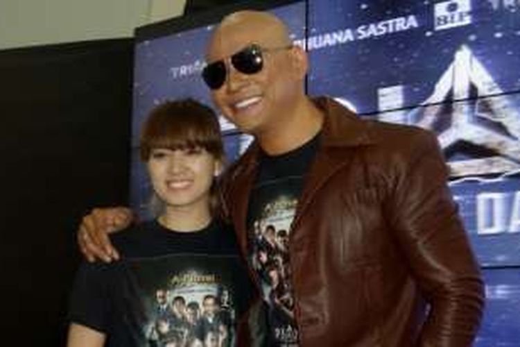 Deddy Corbuzier dan Chika Jessica di Gramedia Matraman, Jakarta Timur, Jumat (22/7/2016).