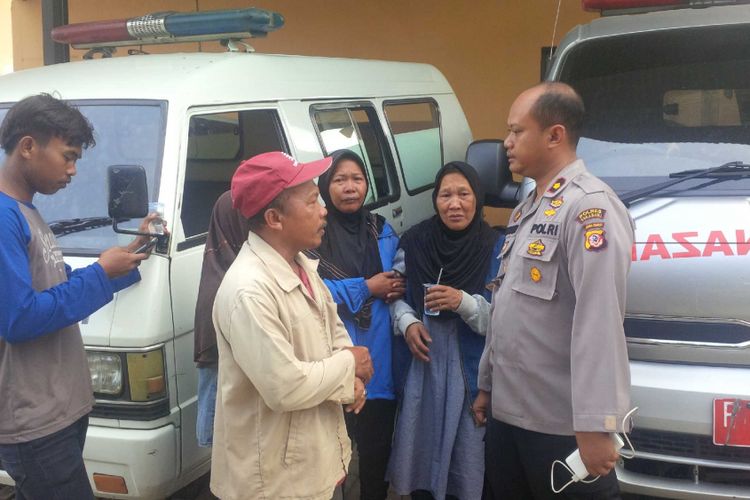 Kepala Polsek Cibadak Kompol Suhardiman (kanan) berbincang dengan keluarga korban di RSUD Sekarwangi, Cibadak, Sukabumi, Jawa Barat, Minggu (18/11/2018).
