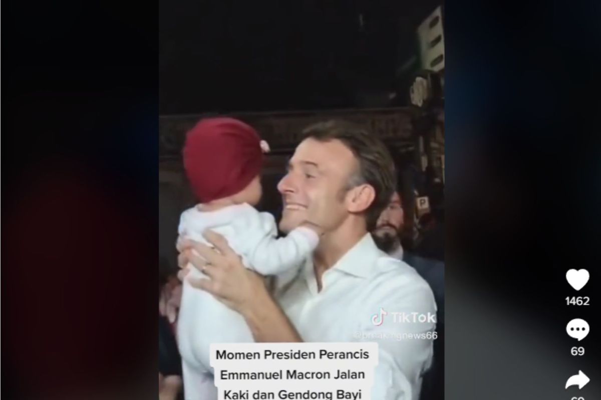 Presiden Prancis, Emmanuel Macron, yang tiba-tiba turun dari mobilnya dan memilih untuk berjalan kaki sejauh dua km seusai makan malam kehormatan di Garuda Wisnu Kencana (GWK), pada Selasa (15/11) malam.
