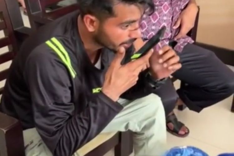 Asib Ali Bhore (32), WNA India yang lamarannya ditolak oleh orangtua gadis pujaannya di Kabupaten Wajo, Sulawesi Selatan. Selasa, (21/2/2023).
