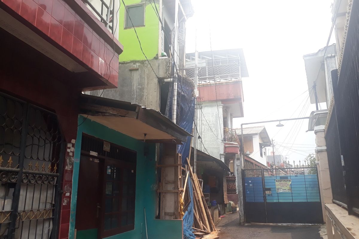 Rumah tiga lantai (ada terpal biru) di Jalan Gorda, Lubang Buaya, Jakarta Timur, Selasa (3/12/2019), milik R (36), tersangka pencurian ribuan dollar dan emas di Jagakarsa, Jakarta Selatan.