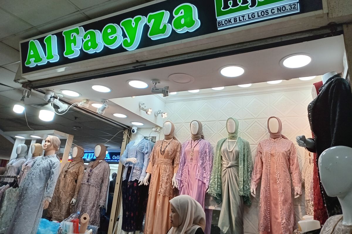 Koleksi baju gamis untuk Lebaran di salah satu toko Al Faeyza di Blok B Pasar Tanah Abang, Jakarta Pusat, Jumat (8/3/2024).