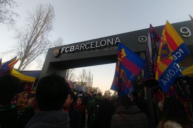 Suporter Barcelona mulai memadati Stadion Camp Nou untuk menyaksikan laga melawan Sporting Gijon, Rabu (1/3/2017).