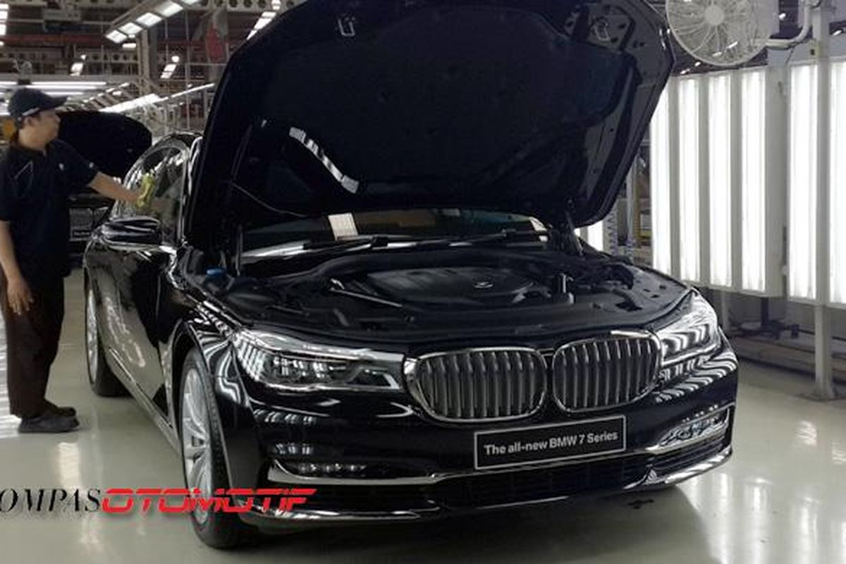 BMW Seri 7 yang sedang dirakit di fasilitas PT Gaya Motor, Sunter, Jakarta Utara.