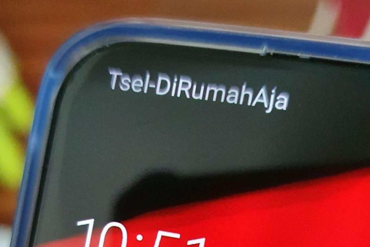 Ikustrasi layar dengan tulisan DiRumahAja yang tertera di sebelah nama jaringan Telkomsel.