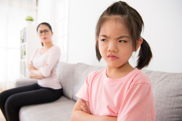 Ilustrasi orangtua memarahi anak, tips agar tidak memukul anak