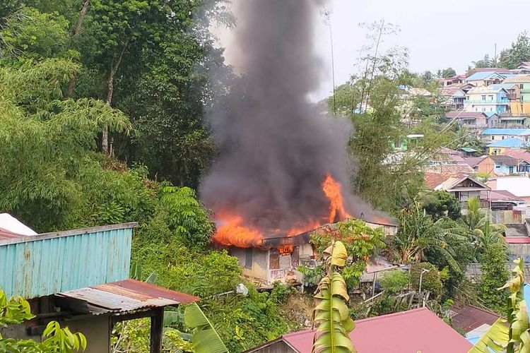 Satu rumah hangus terbakar di Gang Sentosa, RT 04, Kelurahan Karang Rejo, Balikpapan.