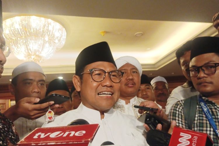 Cawapres nomor urut 1, Muhaimin Iskandar (Cak Imin) saat memberikan keterangan pers di Surabaya, Jawa Timur, Senin (12/2/2024).