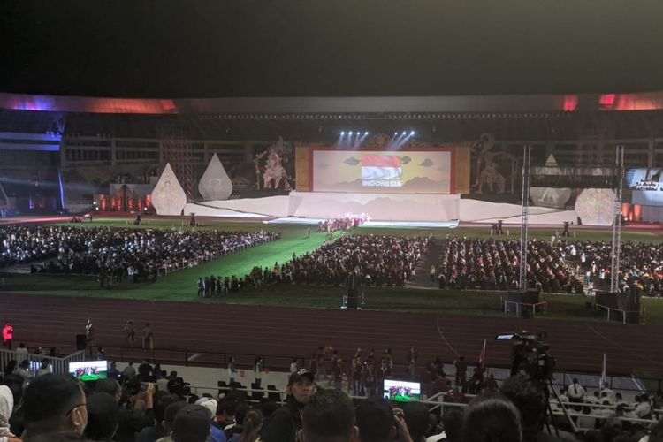 Opening ceremony alias upacara pembukaan ASEAN Para Games 2022 di Stadion Manahan, Solo, Sabtu (30/7/2022) malam WIB.