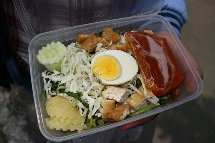 Gado-gado siram, makanan khas Kampung Tugu yang melegenda di kalangan orang Tugu. Berbeda cara penyajiannya dengan gado-gado lain, yaitu bumbu kacang yang disiram belakangan di atas sayur, tidak dicampur bersama sayur.