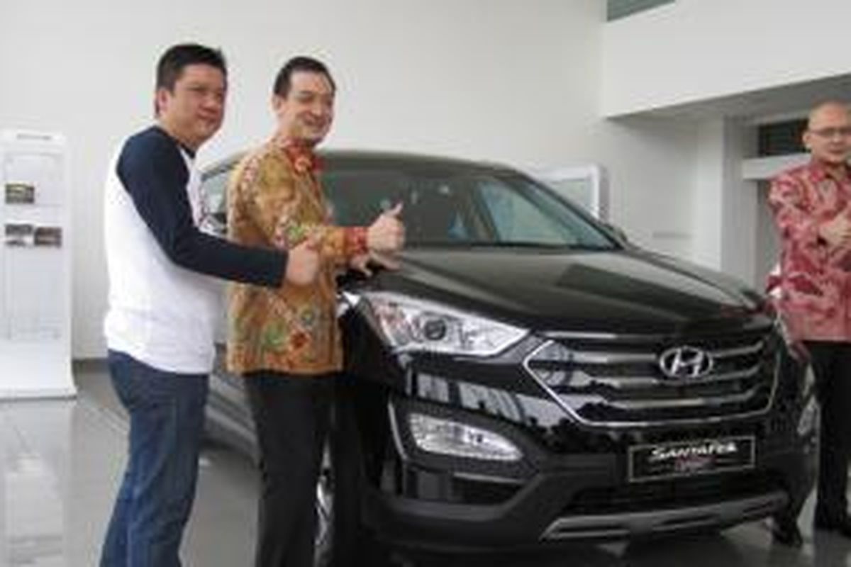 Hyundai Santa Fe Sport yang baru saja diluncurkan, Rabu (10/6/2015) Mukiat Sutikno (batik sebelah kiri), Denny Siregar (batik sebelah kanan)
