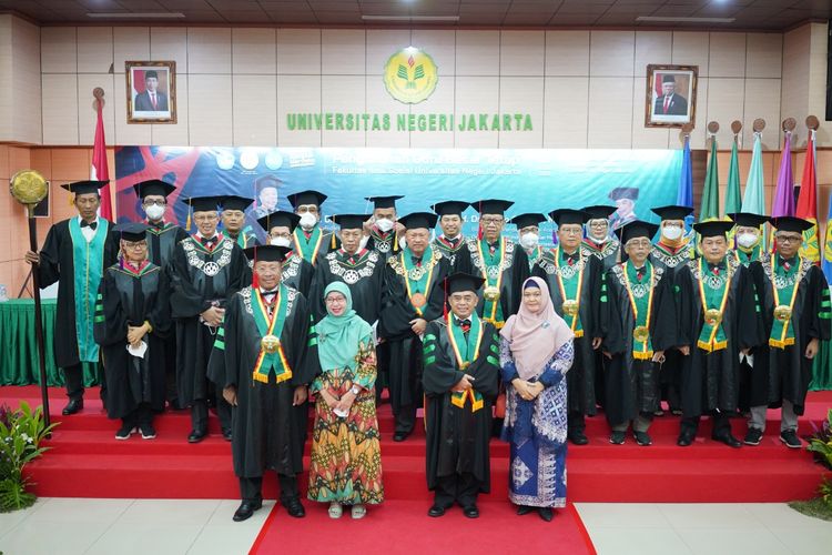 Seremoni pengukuhan guru besar FIS UNJ dilaksanakan secara hibrid di Kampus A Universitas Negeri Jakarta (UNJ) pada Kamis, 7 Juli 2022.