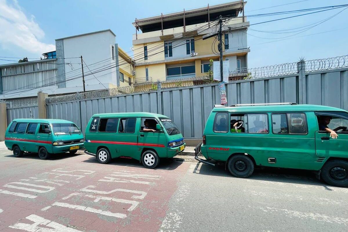 Sejumlah angkot jurusan Leuwi Panjang-Soreang saat tengah mencari penumpang di beberapa titik pemberhentian di Jalan Raya Kopo-Katapang, Kabupaten Bandung, Jawa Barat, pada Minggu (29/10/2023)