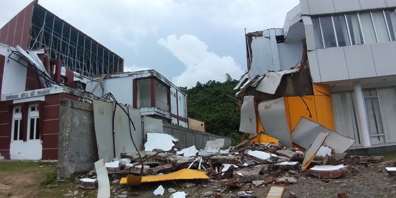 Berada Di Lantai Atas Saat Gempa Lebih Baik Turun Atau Berlindung Halaman All Kompas Com