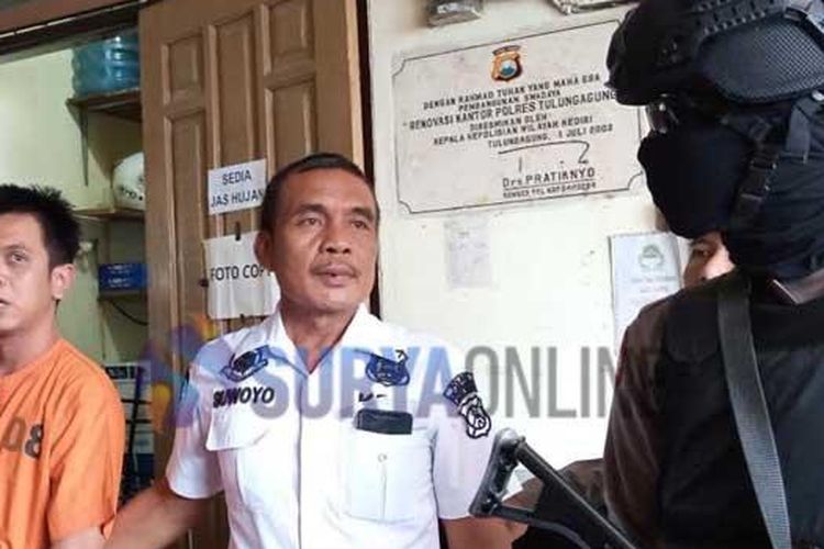 Pembunuh janda kaya Tulungagung, Rian Dicky F (26) digelandang di Polres Tulungagung setelah ditangkap tim buser di Surabaya.


