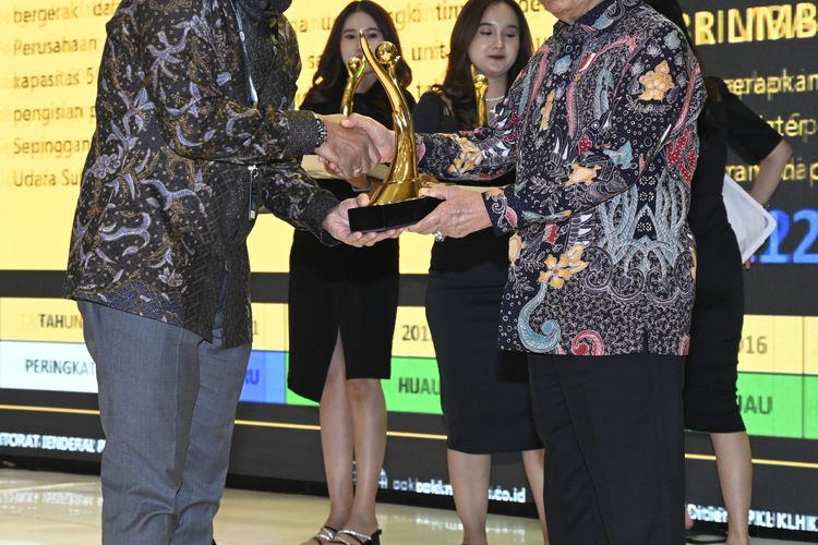 Wakil Presiden (Wapres) Republik Indonesia Ma?ruf Amin menyerahkan penghargaan Program Penilaian Peringkat Kinerja Perusahaan (PROPER) 2023 kepada Pertamina Patra Niaga dari Kementerian Lingkungan Hidup dan Kehutanan (LHK) di Jakarta, Rabu (20/12/2023).
