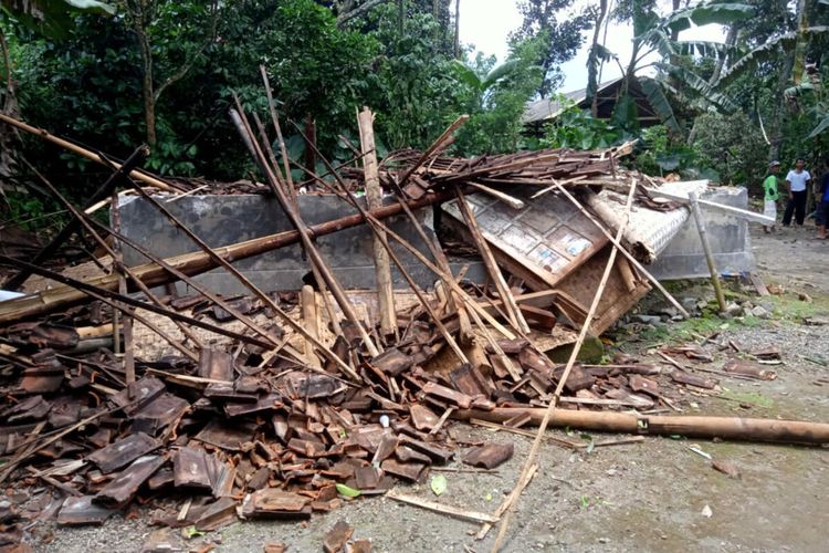 Rumah di Desa Gadungan, Kecamatan Gandusari, Kabupaten Blitar, roboh akibat cuaca ekstrem angin kencang yang terjadi sejak Selasa (12/3/2024)