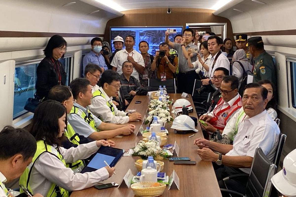 Menteri Koordinator Bidang Kemaritiman dan Investasi (Menko Marves) Luhut Binsar Pandjaitan menjajal Kereta Cepat Jakarta Bandung (KCJB), Kamis (22/6/2023). 