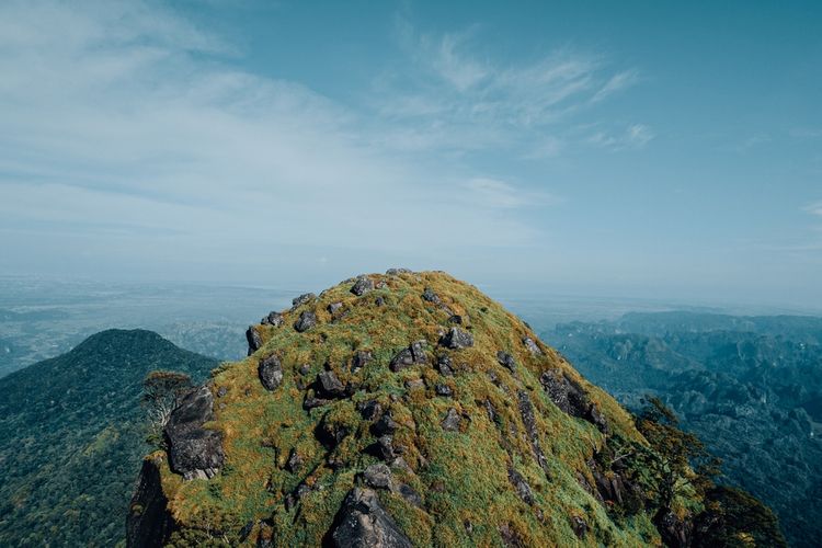 Ilustrasi Gunung Bulusaraung di Sulawesi Selatan. Pendakian ke Gunung Bulusaraung termasuk salah satu aktivitas wisata andalan di Desa Wisata Tompo Bulu yang masuk 75 besar Anugerah Desa Wisata Indonesia (ADWI) 2023.