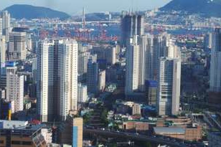 Pemandangan Kota Busan yang diambil dari Lotte Hotel Busan. 
