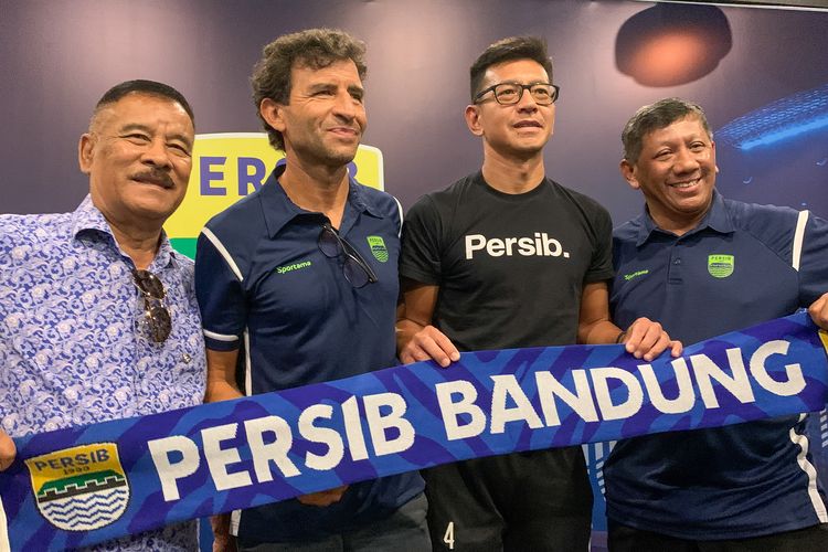 Pelatih baru Persib asal Spanyol diperkenalkan manajemen Persib (Umuh Muchtar, Teddy Tjahjono, dan Kuswara S Taryono) kepada awak media pada Senin (22/8/2022) di Graha Persib Jl. Sulanjana Bandung.
