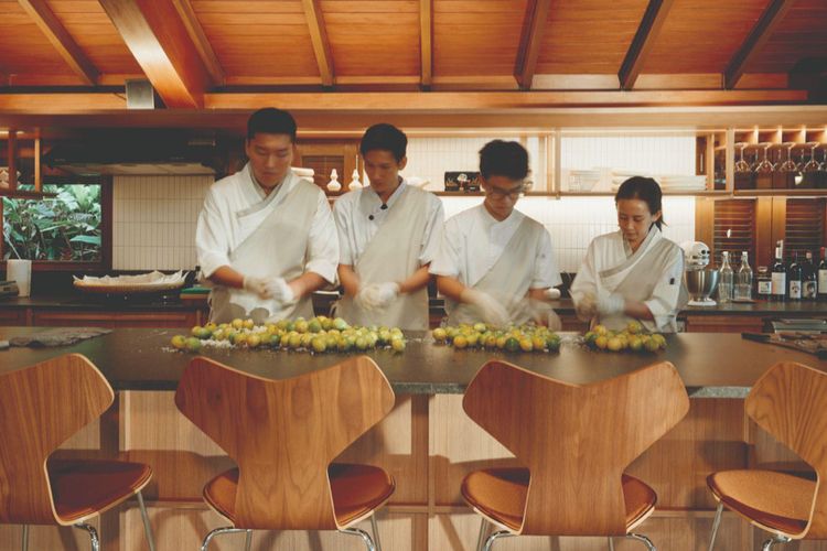 Jung Chang Dining berkolaborasi dengan Fritz Hansen Jakarta menghadirkan konsep fine dining dengan pemandangan interior asal Denmark.