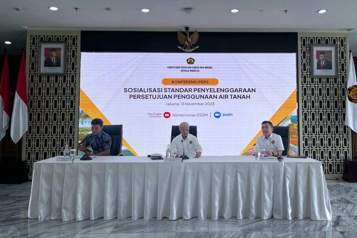 (tengah) Pelaksana Tugas (Plt) Kepala Badan Geologi Kementerian ESDM Muhammad Wafid dalam konferensi pers di Kementerian ESDM, Jakarta, Senin (13/11/2023). 