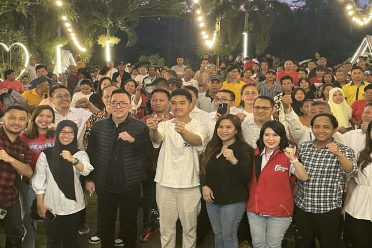 Ketua Umum Partai Solidaritas Indonesia (PSI) Kaesang Pangarep didampingi elit PSI foto bersama toko agama dan warga di Manado, Sulut, Jumat (13/10/2023) pukul 17.47 Wita.