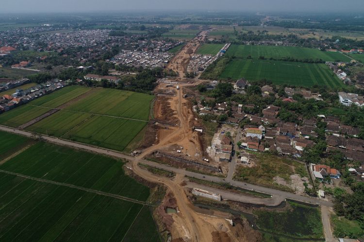 Foto udara progres pembangunan Tol Gempol-Pasuruan seksi 3 di Kabupaten Pasuruan, Jawa Timur, Rabu (6/6/2018). Konstruksi tol Gempol - Pasuruan seksi 3 dari Pasuruan menuju Grati sepanjang 13,65 km ditargetkan rampung pada Oktober 2018.