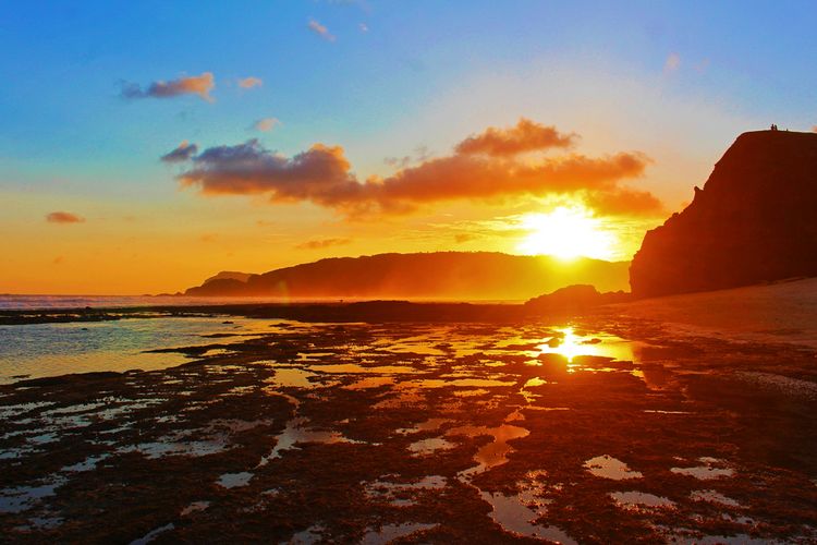 Ilustrasi matahari terbenam atau sunset di Pantai Kuta Mandalika, Lombok, Nusa Tenggara Barat (NTB).